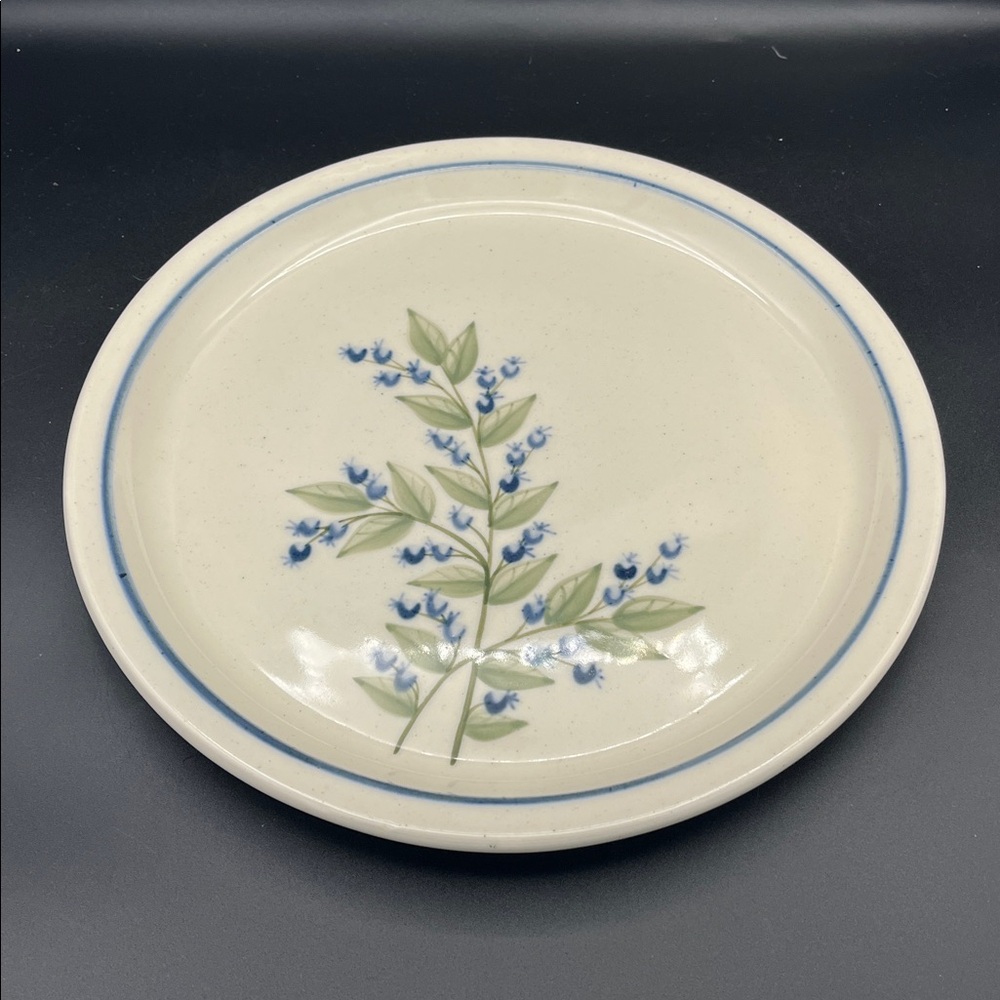 Vintage Union Stoneware blueberry plate 10.75” - Picture 3 of 12